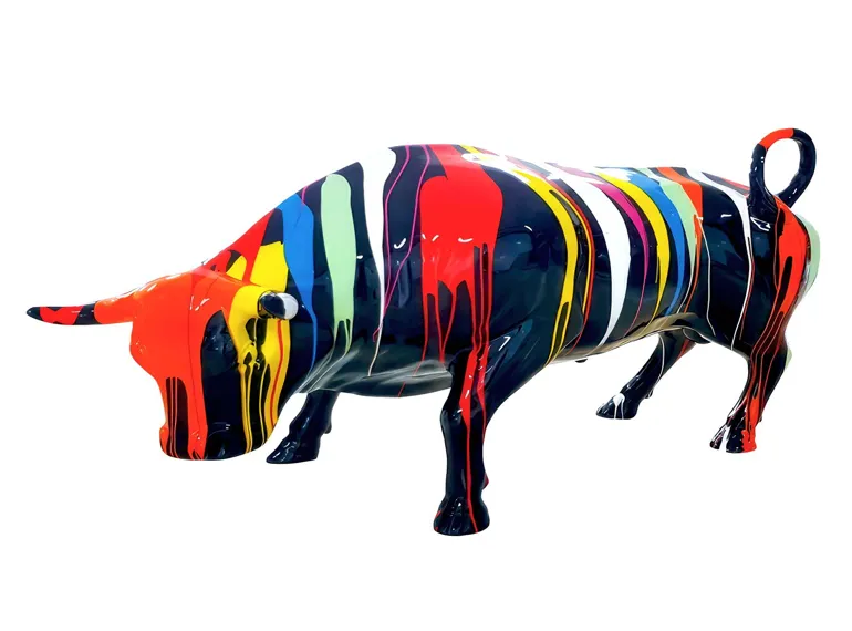 Sculpture de taureau en résine noire, finition pop art multicolore