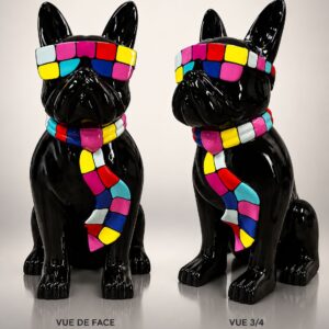 Sculpture décorative Bouledogue XXL de 122 cm en résine noire brillante avec lunettes et écharpe multicolores.