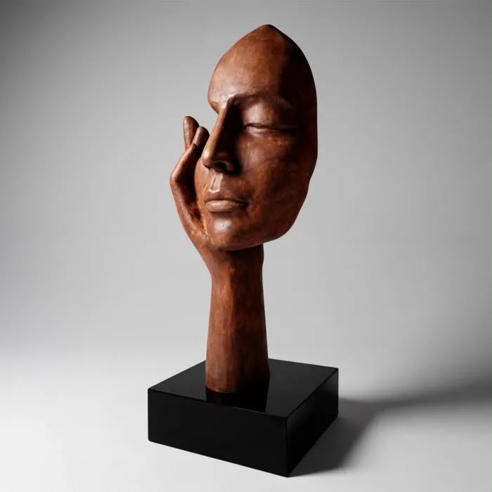 Masque géant avec main en résine de 190 cm effet rouille, vue frontale