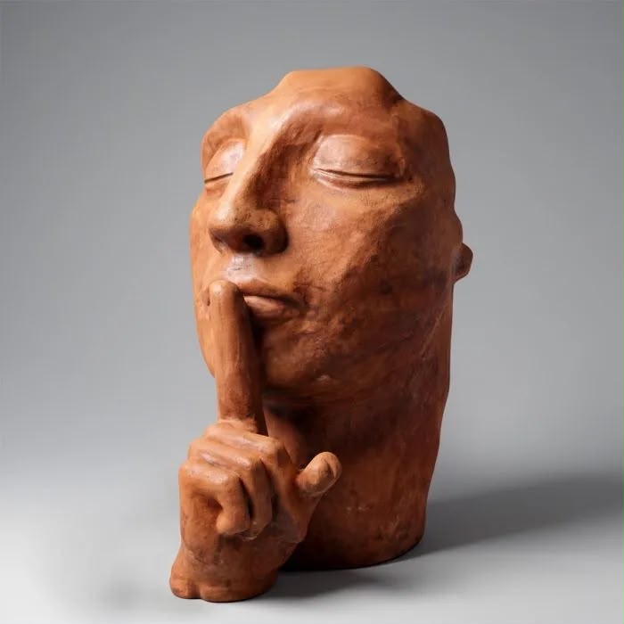 Masque Silence à doigt en résine de 140 cm effet rouille, vue trois quarts