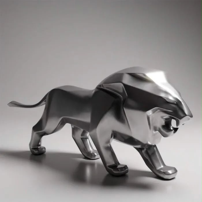 Lion low poly XXL argenté en résine, vue frontale de la sculpture