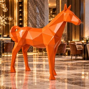 Grand cheval géométrique low poly 190 cm en résine fibre de verre, finition colorée – Vue principale
