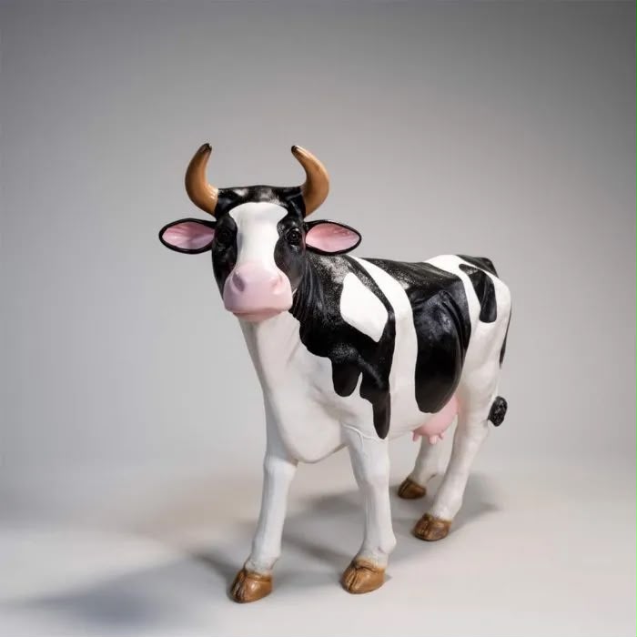 Vache grandeur nature en résine fibre de verre, sculpture publicitaire XXL noir et blanc – Vue complémentaire 1